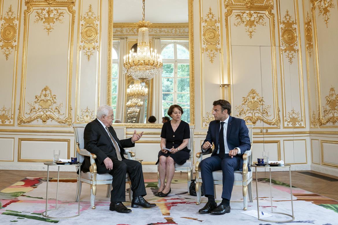 الرئيس محمود عباس يجتمع مع الرئيس الفرنسي ايمانويل ماكرون. (تصوير ثائر غنايم)